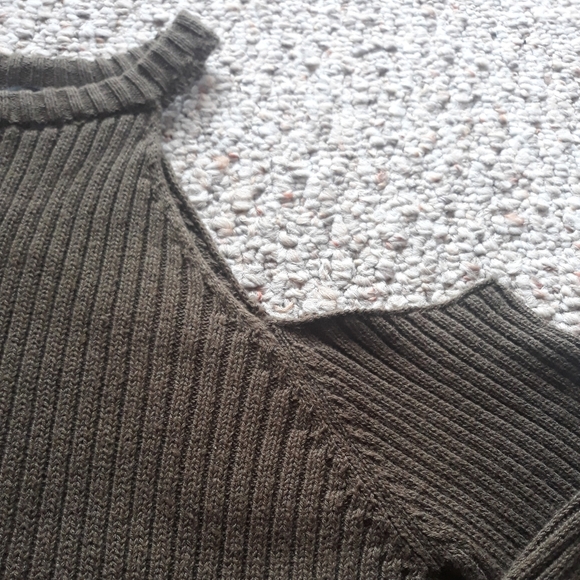 Cold shoulder sweater - Picture 2 of 4